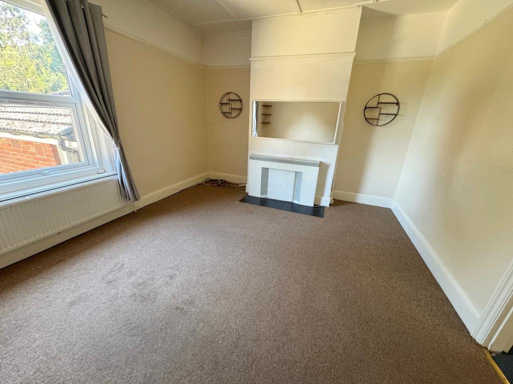 Lot: 118 - FREEHOLD INVESTMENT - SEMI-DETACHED PROPERTY ARRANGED AS TWO APARTMENTS - Living room Flat 2